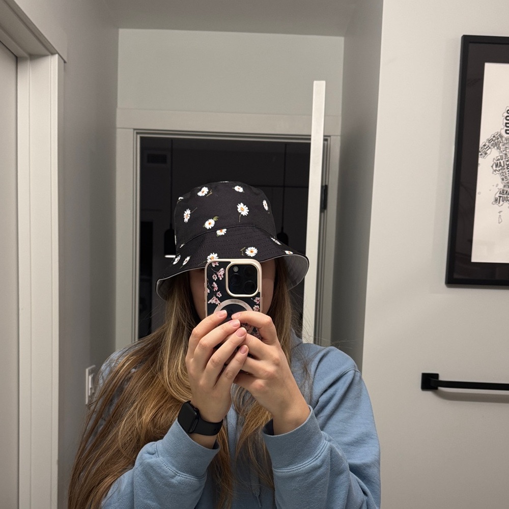 Alice + Olivia Clean White Cotton Bucket Hat with Logo Tag - Picture 4 of 4